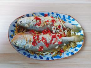 撒上生姜，蒜泥，辣椒丁。