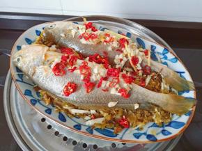 把黄鱼放到蒸锅，上锅蒸10分钟。