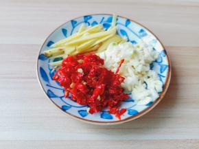 生姜蒜辣椒切好备用。