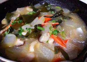 煮至食材熟透放入盐和味精调味均匀再撒上香菜提鲜出锅即可享用