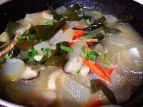 煮至食材熟透放入盐和味精调味均匀再撒上香菜提鲜出锅即可享用