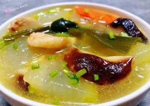 营养丰富海带冬瓜香菇鲜肉汤装入容器中