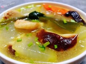 营养丰富海带冬瓜香菇鲜肉汤装入容器中