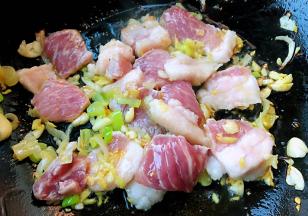 锅中倒入底油加热放入葱姜蒜爆香再肉片翻炒