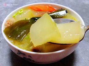 冬瓜入口即化混搭着鲜肉、香菇的香浓和海带的鲜美真是回味无穷