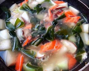 需要再添加适当的清水刚刚没过食材大火煮起来