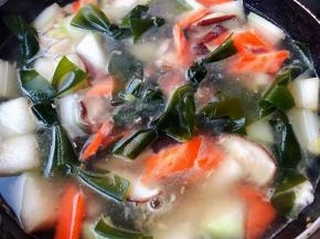 需要再添加适当的清水刚刚没过食材大火煮起来