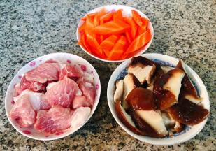 香菇焯水后立即放入冷水中过凉沥干水份片成片，鲜肉、胡萝卜切片