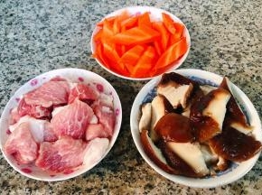 香菇焯水后立即放入冷水中过凉沥干水份片成片，鲜肉、胡萝卜切片