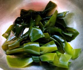 腌渍的海带在清水中浸泡十二小时去除盐洗净沥干水份