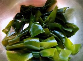 腌渍的海带在清水中浸泡十二小时去除盐洗净沥干水份