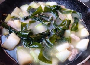 放入海带翻炒添加适当清水