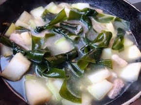 放入海带翻炒添加适当清水