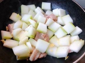 冬瓜去皮洗净沥干水份切成块放入锅中大火快速翻炒