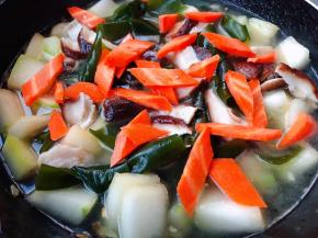 放入胡萝卜片炒匀