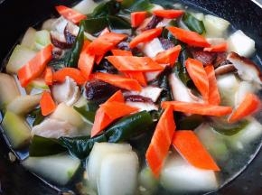 放入胡萝卜片炒匀