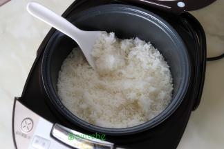 煮好的米饭，在焖5分钟，开盖之后，闻到一股清香的大米香味，粒粒分明，软香可口。