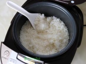 煮好的米饭，在焖5分钟，开盖之后，闻到一股清香的大米香味，粒粒分明，软香可口。