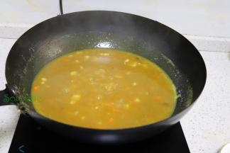 熬煮好的咖喱鸡腿非常香。米饭装好，接着放西兰花、咖喱鸡腿。