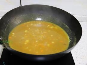 熬煮好的咖喱鸡腿非常香。米饭装好，接着放西兰花、咖喱鸡腿。