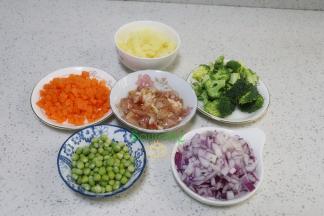 食材的准备,鸡腿洗净去骨，鸡肉切丁，放盐、酱油、花生油、生粉搅拌均匀。胡萝卜、土豆分别洗净去皮切丁；洋葱洗净切丁、甜豆洗净沥干水。