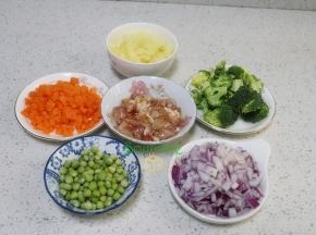 食材的准备,鸡腿洗净去骨，鸡肉切丁，放盐、酱油、花生油、生粉搅拌均匀。胡萝卜、土豆分别洗净去皮切丁；洋葱洗净切丁、甜豆洗净沥干水。