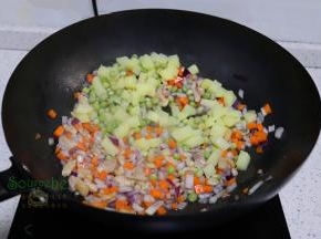 接着放土豆、胡萝卜，所有食材炒熟，加入6碗，旺火煮沸。