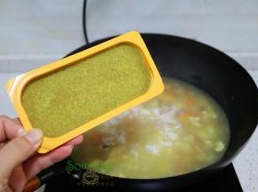 接着加入咖喱块，把咖喱块煮至溶解，熬煮浓稠。