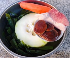 准备原材料海带、冬瓜、香菇、胡萝卜、鲜肉