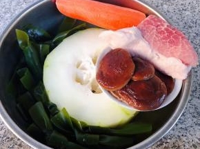 准备原材料海带、冬瓜、香菇、胡萝卜、鲜肉