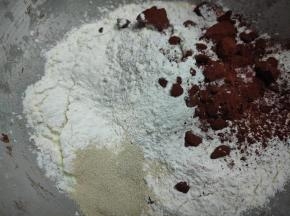 把除蔓越莓、巧克力豆、黄油之外的所有材料放入厨师机，揉到光滑有延展性状态。