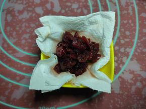 酒渍蔓越莓用厨房纸吸干水分备用。