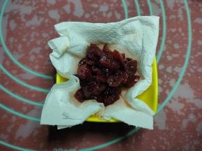 酒渍蔓越莓用厨房纸吸干水分备用。