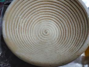 取出发酵篮，撒上薄薄的一层高粉备用。