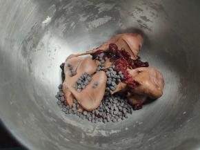 然后把巧克力豆、酒渍蔓越莓加入厨师机，简单揉和收拢即可。