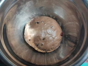 揉好的面团简单收拢成团，放入小盆内，保鲜膜密封进行一次发酵。