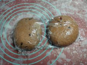 把发好的面团按压排气，分成2个面团揉圆盖上保鲜膜静置20分钟。