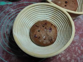 松弛好的面团再次整理，然后收口朝上放入发酵篮。