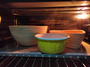 然后放进烤箱进行二次发酵，并在烤箱里放一碗热水，发酵到1.5至2倍大。