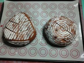 取出发酵篮，烤箱上火200度下火190度预热，面包坯扣回烤盘上，再筛上一层薄薄的高粉，用面包整形刀随意造型。