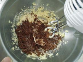 加入红糖和白砂糖搅打均匀。