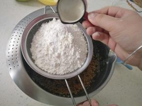 筛入低筋面粉，泡打粉，小苏打和盐。