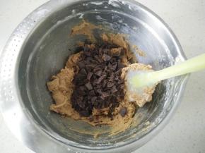 加入90克巧克力碎翻拌几下，盖上保鲜膜放入冰箱冷藏一小时。