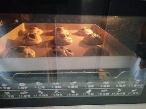 放入预热好的烤箱，上下火170度，烘烤10-12分钟，曲奇边缘颜色微微发黄即可。