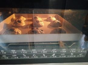 放入预热好的烤箱，上下火170度，烘烤10-12分钟，曲奇边缘颜色微微发黄即可。