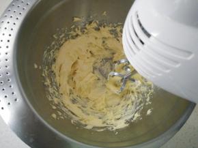 黄油室温软化，搅打顺滑。