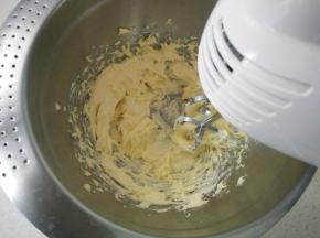 黄油室温软化，搅打顺滑。