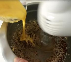 分次加入室温的蛋液。