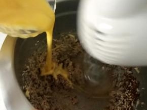 分次加入室温的蛋液。