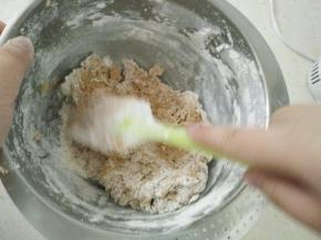 切拌混合（不要过度翻拌），没有干粉即可。